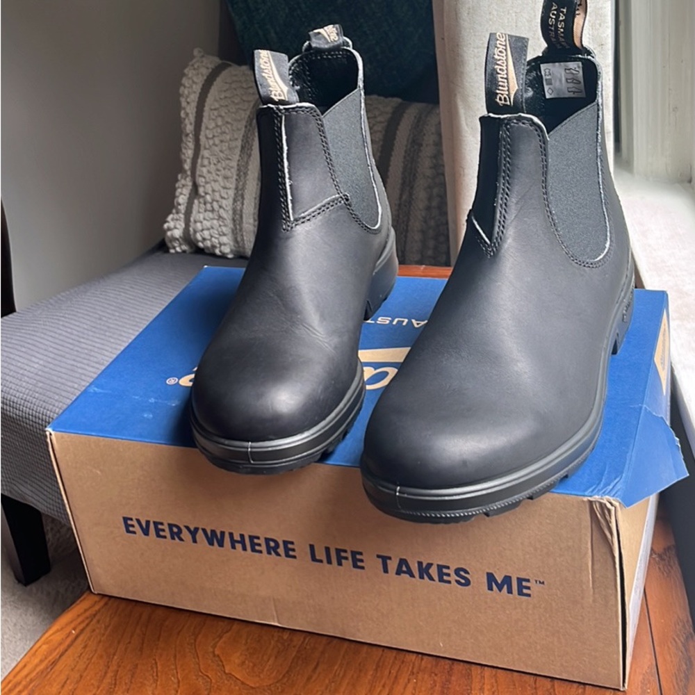 NEW- Blundstone Women’s Original 510 Boots (USW 9, AUK 6)